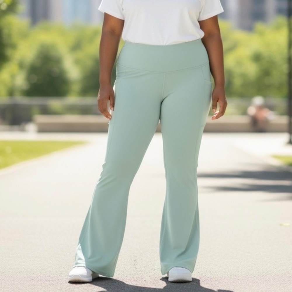 Avia Women's Softsculpt Stretch Green Flare Pants XXL (20) Moisture Wicking NWT